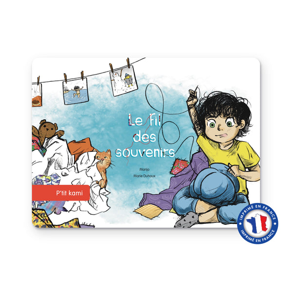 Couverture du kamishibaï Le Fil des souvenirs : Pilou assise parmi des tissus